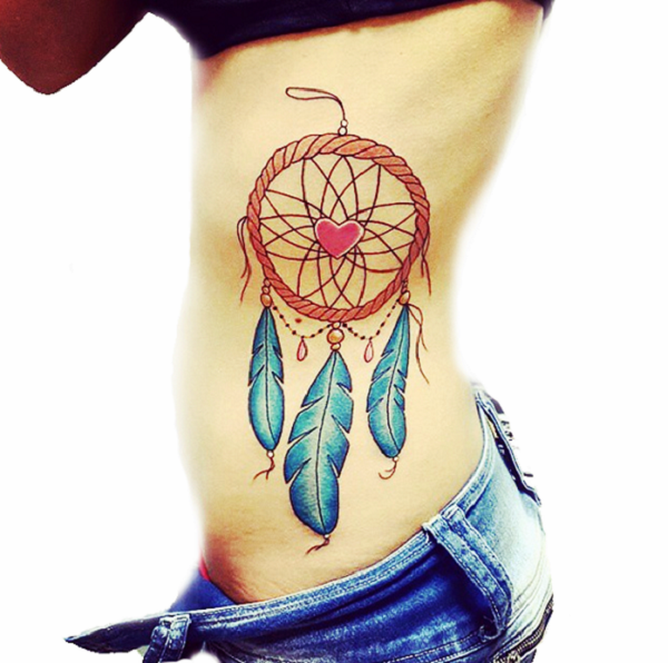 Rib Dreamcatcher Tattoo Design med søtt hjerte