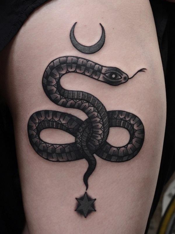 Snake Tattoo på låret