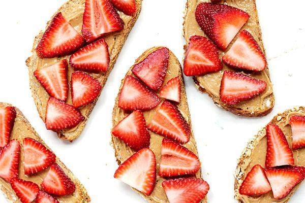 boterhammen met pindakaas en aardbeien