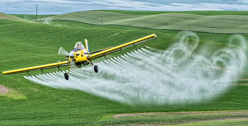 behandeling van velden met pesticiden