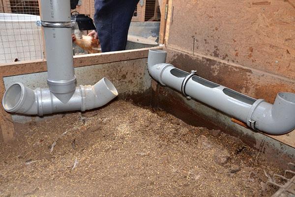 Drinker en feeder uit een rioolbuis