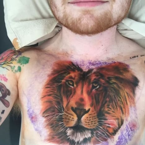 (Foto: Ed Sheeran/Instagram) I følge Sheeran, når det gjelder å bestemme når jeg skal ta en ny tatovering, “får jeg en hver gang det er noe jeg er stolt av, eller jeg vil huske.” Sheeran har allerede så mange tatoveringer at han knapt registrerer smerten lenger. I følge Sheerans tatovør Kevin Paul, sovnet sangeren faktisk en gang mens han tok en tatovering. 