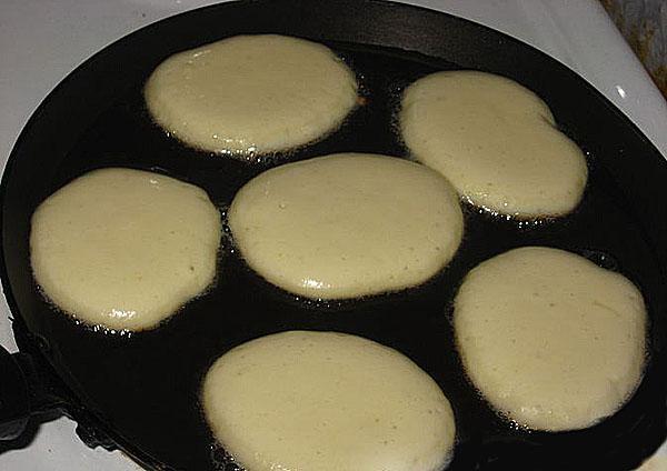 koekjes bakken in een koekenpan