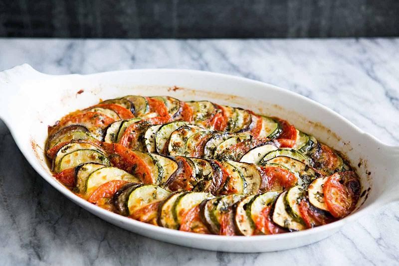 gebakken groenten in de oven in een ovenschaal