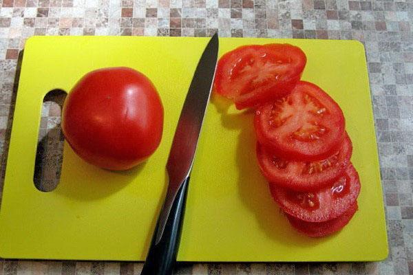 tomaten in plakjes snijden