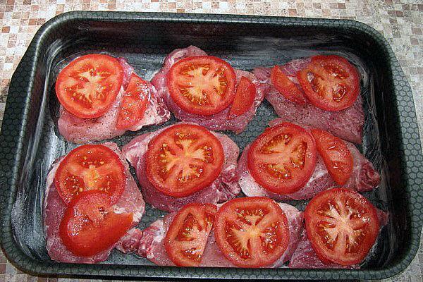 leg de tomaten op het vlees