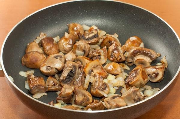 champignons bakken met ui