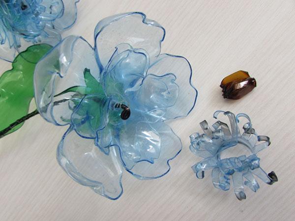 bloemen uit plastic flessen