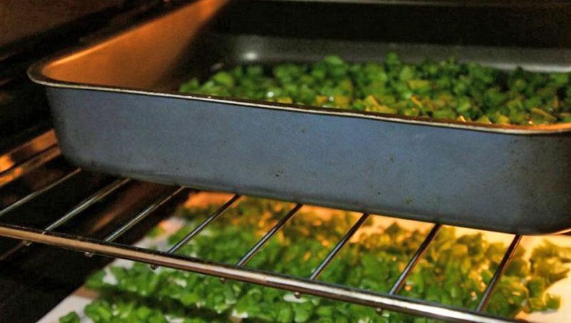 groene uien drogen in de oven