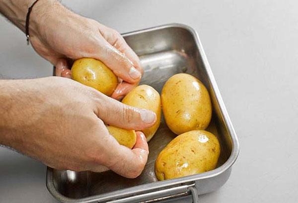 leg aardappelen op een bakplaat