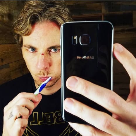 Dax Shepard tar en selfie som viser tatoveringen hans dedikert til Kristen Bell. Foto: Instagram.