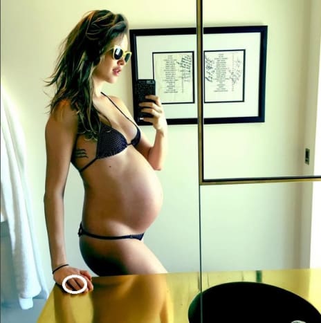 Behati Prinsloo tar en selfie med babyhump der hennes trepunkts tatovering er synlig. Foto: Instagram.