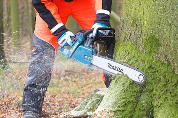 Makita kettingzaag aan het werk