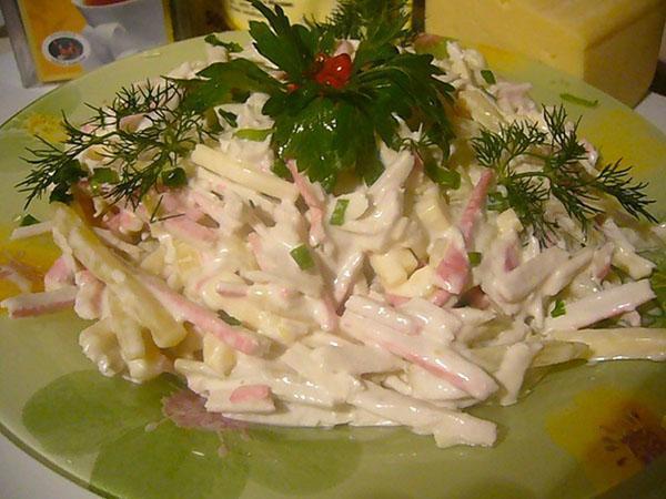 breng de salade op smaak met mayonaise