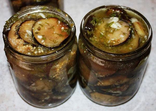 giet de marinade over de gebakken aubergines