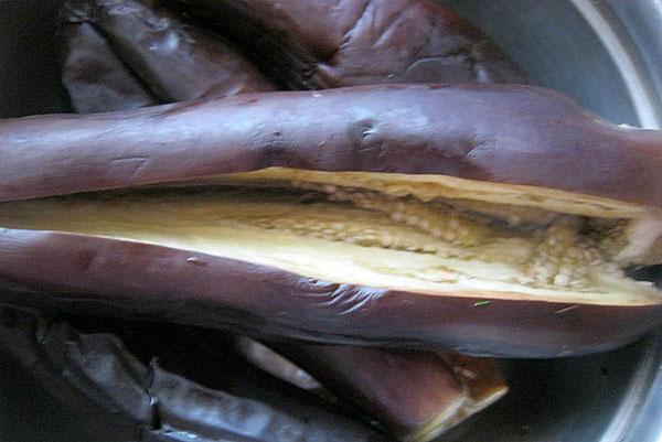 Aubergines snijden en koken