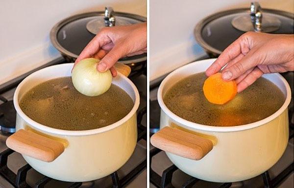 voeg wortelen en uien toe aan de bouillon