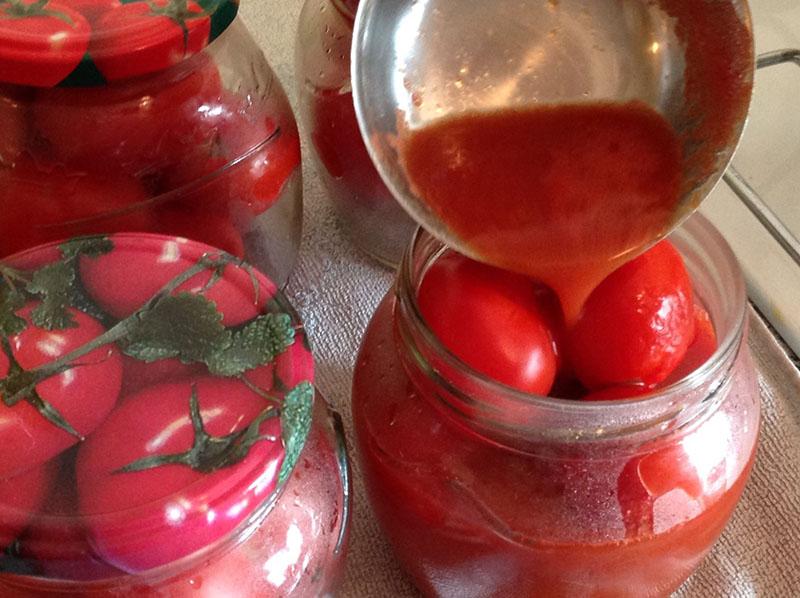 giet tomaten met tomatensap