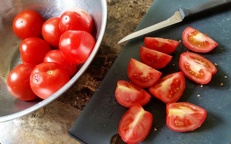 was en snijd de tomaten