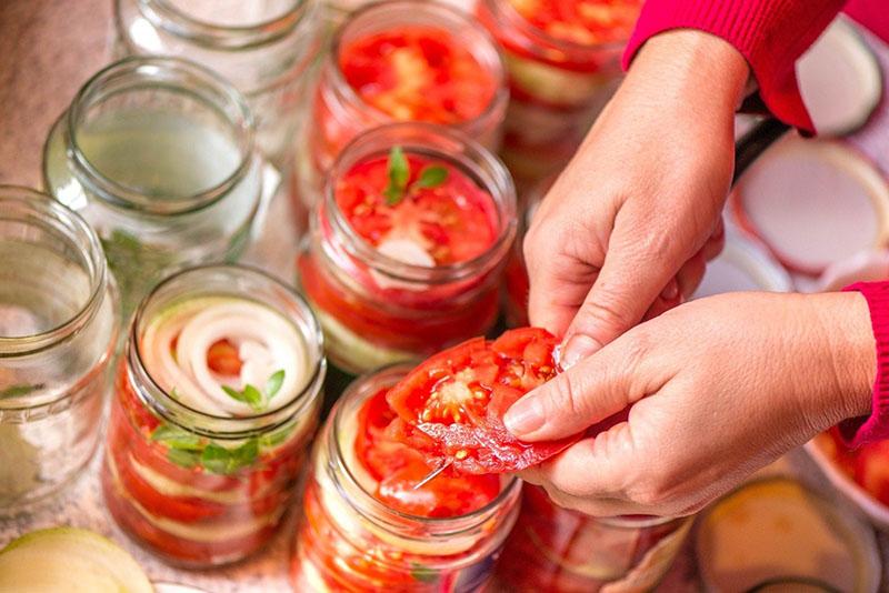 vul de potten met tomaten en uien