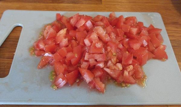 Rijpe tomaten, wassen en hakken