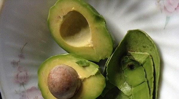 verwijder de avocado pit en schil