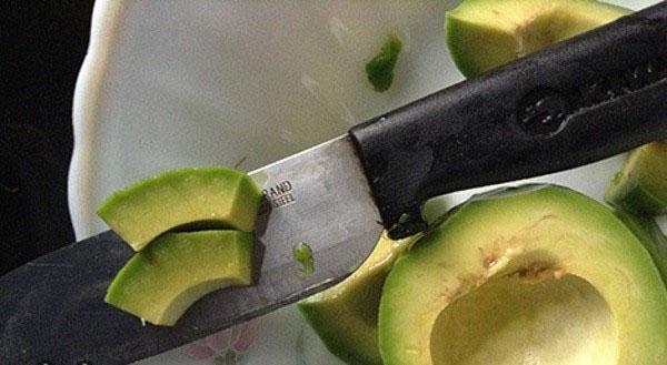 snijd de avocado in partjes