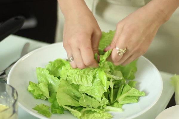 hak de salade fijn met je handen