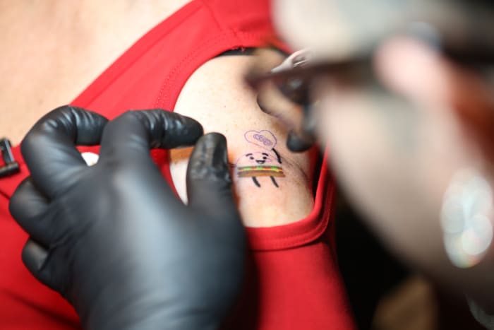 (Foto: Red Robin) Dette var 59-åringens første tatovering noensinne, og for å gjøre æren av å blekke henne, dro hun til Jesse Mora fra Hart & amp; Huntington Tattoo Co. i Las Vegas, Nevada. Mora blekket den bitre burger (ordspill beregnet) på Post & arms arm, og som du kan se fra bildet ovenfor, var hun alt for det, noe som er fantastisk! Vil du ikke jobbe for en like kul sjef som Post?