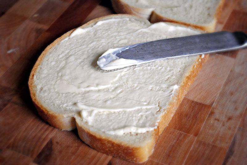 besmeer brood met mayonaise