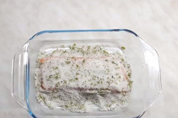 giet het mengsel in een stuk zalm