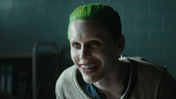 I motsetning til de tidligere filmopptredenene til The Joker og Harley Quinn, fikk disse karakterene tatoveringer for å forbedre edginess i utseendet, og filmen tjente en Oscar for beste sminke og frisyre i 2017.