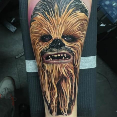 7. Chewbacca Chewbacca, איזה ווקי! אתה אף פעם לא מבין מילה אחת שהוא אומר אבל הווקי הזה עדיין נערץ על ידי כולם. אני עדיין מצחקק כשהוא כל הכנופיה לכודה ברשת על אנדור. בנוסף יש לו קשת. למה אתה צריך לירות לייזרים מהקשת? למי אכפת זה גרוע! האן לא היה חי כל כך הרבה זמן אלמלא צ'ואי תמיד היה שם כדי לעזור לו לצאת מהבלגן. לא רע לשטיח הליכה גדול, אה? קעקוע מאת אלכס רטריי