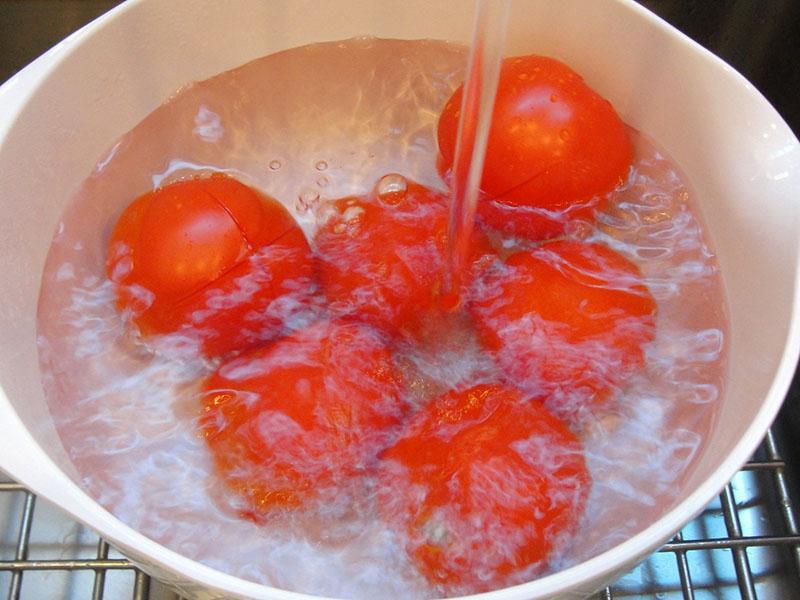 giet kokend water over de tomaten