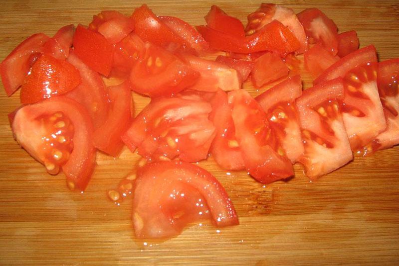 snij de tomaten in stukjes