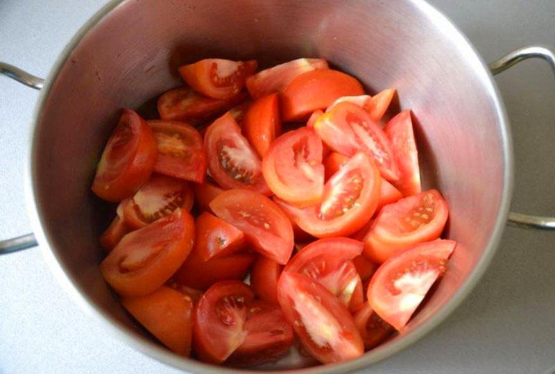 doe de tomaten in een pan