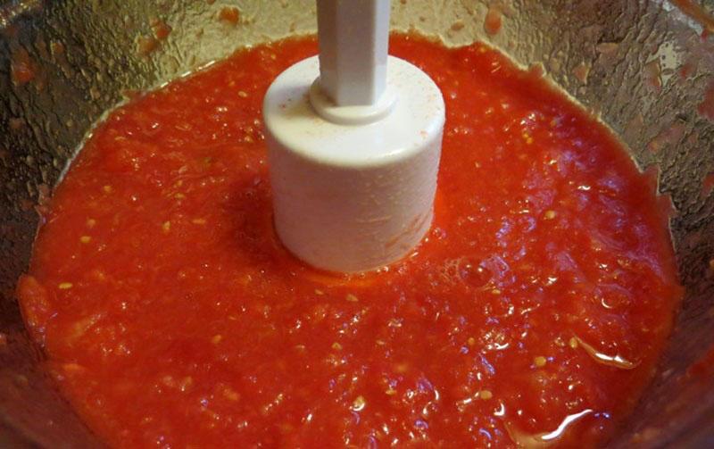 hak de tomaten fijn met een blender