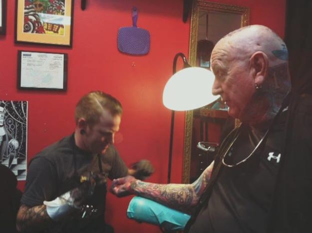 Chuck Helmke, den mest tatoverte mannlige eldre i verden, blir tatoveret av kunstneren Billy Haydock. Foto: Facebook